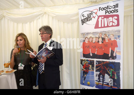 Würdenträger während eines parlamentarischen Empfangs für StreetGames Fußballpools Fives im House of Commons, London. Stockfoto