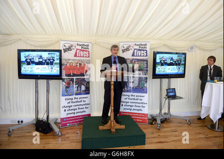 Der Abgeordnete Clive Efford bei einem parlamentarischen Empfang für StreetGames Football Pools Fives im House of Commons, London. Stockfoto