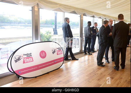 Würdenträger während eines parlamentarischen Empfangs für StreetGames Fußballpools Fives im House of Commons, London. Stockfoto