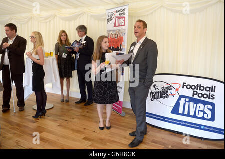 Würdenträger während eines parlamentarischen Empfangs für StreetGames Fußballpools Fives im House of Commons, London. Stockfoto