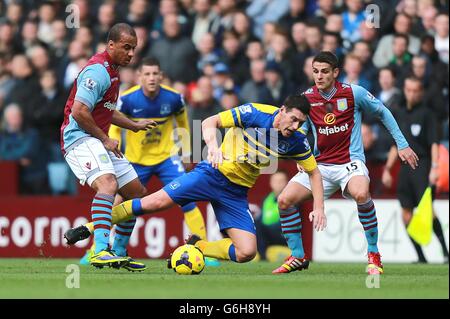 Everton Gareth Barry geht unter einer Herausforderung von Aston Villa's Gabriel Agbonlahor (links) Stockfoto