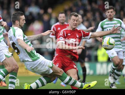 Fußball - Sky Bet Championship - Yeovil Town / Nottingham Forest - Huish Park. Shane Duffy von Yeovil Town und Simon Cox von Nottingham Forest in Aktion während des Sky Bet Championship-Spiels im Huish Park, Yeovil. Stockfoto