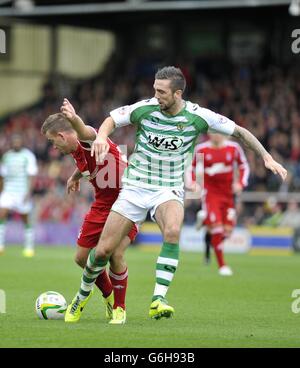 Fußball - Sky Bet Championship - Yeovil Town / Nottingham Forest - Huish Park. Shane Duffy von Yeovil Town und Simon Cox von Nottingham Forest in Aktion während des Sky Bet Championship-Spiels im Huish Park, Yeovil. Stockfoto