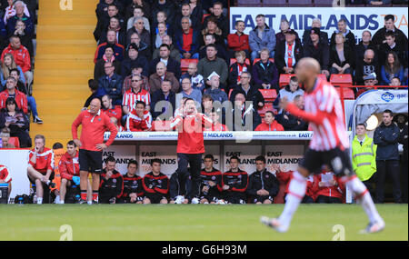 Der neue Manager Nigel Clough von Sheffield United ruft seine neuen Spieler während des Spiels gegen Crewe Alexandra aus. Stockfoto