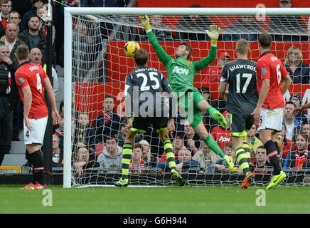 Marko Arnautovic (aus dem Bild) von Stoke City kommt beim Barclays Premier League-Spiel in Old Trafford, Manchester, an David De Gea von Manchester United vorbei. Stockfoto