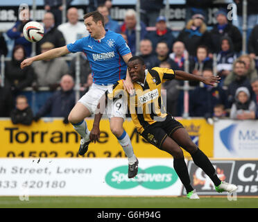 Fußball - Scottish League One - East Fife gegen Rangers - Bayview Stadium. Jon Daly von den Rangers hält Joe Mbu von East Fife während des Spiels der Scottish League One im Bayview Stadium, Fife, zurück. Stockfoto