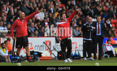 Sheffield Unitys neuer Manager Nigel Clough (Center) auf der Touchline mit Trainer Andy Garner (links) während des Spiels gegen Crewe Alexandra Stockfoto