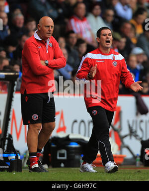 Sheffield Unitys neuer Manager Nigel Clough auf der Touchline mit Trainer Andy Garner während des Spiels gegen Crewe Alexandra Stockfoto