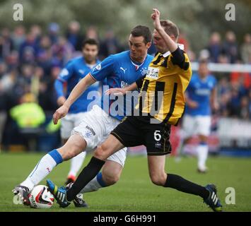 Fußball - Scottish League One - East Fife gegen Rangers - Bayview Stadium. Die Rangers Jon Daly hält Stephen Hughes von East Fife während des Spiels der Scottish League One im Bayview Stadium, Fife, zurück. Stockfoto