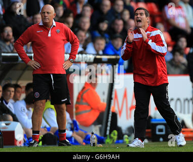 Sheffield Unitys neuer Manager Nigel Clough auf der Touchline mit Trainer Andy Garner (links) während des Spiels gegen Crewe Alexandra Stockfoto