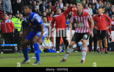 Sheffield Unitys neuer Manager Nigel Clough (Center) auf der Touchline mit Trainer Andy Garner (links) während des Spiels gegen Crewe Alexandra Stockfoto