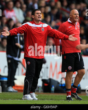 Sheffield Unitys neuer Manager Nigel Clough auf der Touchline mit Trainer Andy Garner (rechts) während des Spiels gegen Crewe Alexandra Stockfoto