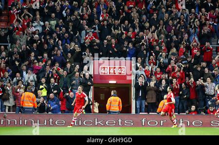 Rickie Lambert von Southampton (links) feiert den Torreigen des Eröffnungstreffens von Das Spiel mit seinen Teamkollegen Stockfoto