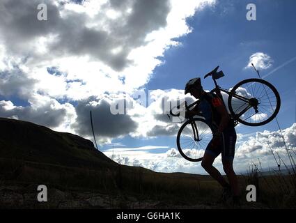 Mehr als 300 Radfahrer nehmen beim Three Peaks Cyclo Cross Race an der Steigung von Ingleborough Teil. Es gilt als das härteste Cyclocross-Event der Welt und führt die Fahrer über den Gipfel der drei Yorkshire Dales-Gipfel Ingleborough, Whernside und Pen y Ghent mit einer Gesamtlänge von 61 Kilometern. Stockfoto