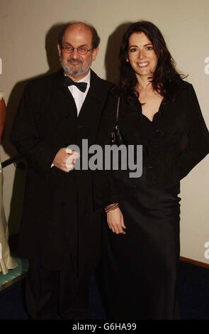 Auhtor Salman Rushdie mit Köchin Nigella Lawson bei der Ankunft am Odeon, Leicester Square, im Zentrum von London, für die europäische Premiere des Films "Bright Young Things", der zugunsten des Prince's Trust stattfand. Stockfoto