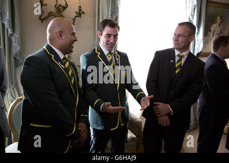 (Von links nach rechts) der Teamchef der australischen Rugby-Liga, Gareth Holmes, Kapitän Cameron Smith und Andrew Hill von der Australian Rugby League Commission, bei einem Empfang für die Rugby League World Cup im Clarence House in London. Stockfoto