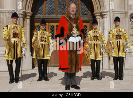 Der neue Oberbürgermeister der Londoner City wählt Robert Finch, der am 7. November vor dem Guildhall Yard, London, sein volles Amt übernehmen wird. Der Oberbürgermeister der City of London ist der Botschafter sowohl im in- als auch im Ausland für die City, das weltweit führende internationale Finanzzentrum. Stockfoto