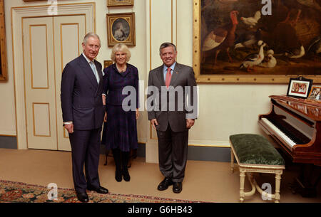 Der Prinz von Wales wird von der Herzogin von Cornwall begleitet, als er den König von Jordanien im Clarence House, London begrüßt. Stockfoto