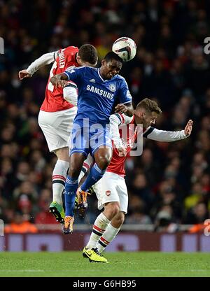 Chelseas Samuel Eto'o (Mitte) kämpft mit Arsenals um den Ball Thomas Vermaelen (links) und Jack Wilshere (rechts) Stockfoto