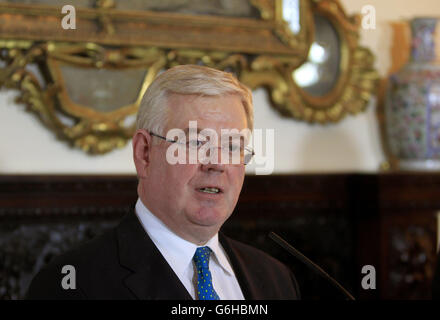 ÜBERTRAGEN MIT KORREKTUR AUF DER LINIE Tanaiste und Minister für auswärtige Angelegenheiten und Handel, Herr Eamon Gilmore TD während einer Pressekonferenz mit dem ehemaligen US-Diplomaten Dr. Richard Haass im Department of Foreign Affairs on St. Stephen's Green, in Dublin. Stockfoto