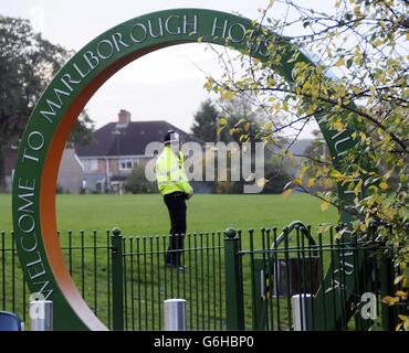 Die Polizei vor dem Ort, an dem ein neugeborenes Mädchen in einer Tragetasche im Marlborough House Community Park an der Stuarts Road in der Gegend von Stechford in Birmingham kurz nach 14 Uhr aufgefunden wurde. Stockfoto