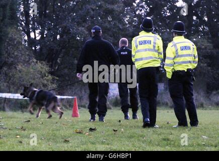 Die Polizei vor dem Ort, an dem ein neugeborenes Mädchen in einer Tragetasche im Marlborough House Community Park an der Stuarts Road in der Gegend von Stechford in Birmingham kurz nach 14 Uhr aufgefunden wurde. Stockfoto