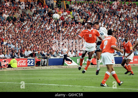 Fußball - Euro 96 - Gruppe A - England gegen Niederlande - Wembley Stadium. Teddy Sheringham steht beim 2. Tor Englands an der Spitze Stockfoto