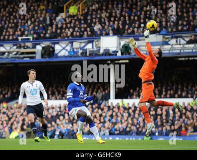 Fußball - Barclays Premier League - Everton gegen Tottenham Hotspur - Goodison Park. Tottenham Hotspur-Torhüter Hugo Lloris rettet vor Evertons Romelu Lukaku Stockfoto