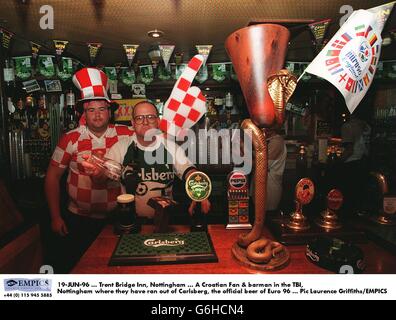 19-JUN-96. Trent Bridge Inn, Nottingham. Ein kroatischer Fan und Barkeeper im TBI, Nottingham, wo Carlsberg, das offizielle Bier der Euro 96, ausgegangen ist Stockfoto