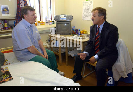 Gouverneur des Belmarsh Gefängnisses, Geoff Huges (rechts) mit dem Gefangenen Eddie McCreadie in seiner Zelle im örtlichen Hochsicherheitsgefängnis, HMP Belmarsh, in Thamesmead, Ost-London. Der Gouverneur des Belmarsh Gefängnisses sagte heute, dass er von der Sicherheitskritik an seinem Gefängnis in einem neuen Bericht "überrascht" wurde. Geoff Hughes sagte, dass das Team um den Chefinspektor der Gefängnisse Anne Owers möglicherweise die Sicherheitshierarchie im Südosten Londons missverstanden habe. Insasse Eddie McCreadie, 46, aus Glasgow, sagte, dass Überbelegung unhygienische Bedingungen für Männer bedeutete, die gezwungen waren, drei bis eine Zelle zu leben, für die sie bestimmt waren Stockfoto