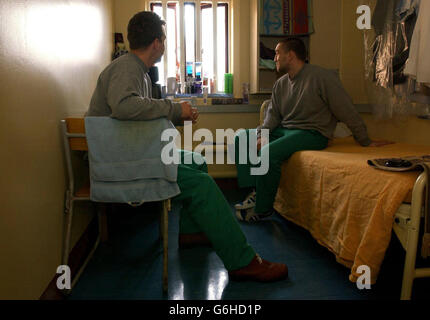 Gerichtlich verurteilte Gefangene (für schuldig befunden, warten auf Verurteilung) Daniel Clark (links) und Piers Ravenhill in ihrer Zelle im örtlichen Hochsicherheitsgefängnis, HMP Belmarsh, in Thamesmead, Ost-London. Der Gouverneur des Gefängnisses von Belmarsh sagte heute, dass er von der Kritik an seinem Gefängnis in einem neuen Bericht „überrascht“ wurde. Geoff Hughes sagte, dass das Team um die Hauptinspekteurin der Gefängnisse Anne Owers die Sicherheitshierarchie im Südosten Londons mit dem Maximum Security Jail falsch verstanden haben könnte. Stockfoto