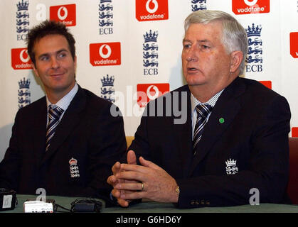 England Kapitän Michael Vaughan (links) mit Cheftrainer Duncan Fletcher bei einer Pressekonferenz in einem Heathrow Hotel, London, vor dem Start ihrer Wintertour nach Bangladesch und Sri Lanka. Stockfoto