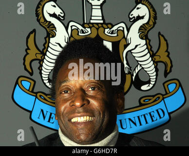 Fußballlegende Pele im Fußballstadion St. James' Park, Newcastle. Der ehemalige brasilianische Internationale landete heute Morgen am Flughafen Newcastle, um von Dutzenden Autogrammjägern und Journalisten begrüßt zu werden. Der WM-Sieger war in der Region, um eine neue Ausstellung von Fotografien zu eröffnen, die sein Leben auf und abseits des Platzes dokumentieren. 04/03/04: Brasiliens Legende Pele, der seine Landsleute mit seiner Wahl der 120 besten lebenden Spieler der Welt für FIFA verärgert hat. Nur 12 Brasilianer sind auf der Liste und die überraschenden Auslassungen haben die Medien des Landes wütend gemacht. Laut Pele, Italien und Stockfoto