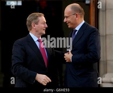 Taoiseach Enda Kenny TD (links) mit dem italienischen Premierminister Enrico Letta (rechts) bei den Regierungsgebäuden, Dublin. Stockfoto