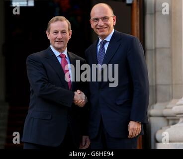 Taoiseach Enda Kenny TD (links) mit dem italienischen Premierminister Enrico Letta (rechts) bei den Regierungsgebäuden, Dublin. Stockfoto