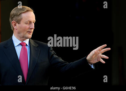 Taoiseach Enda Kenny TD erwartet die Ankunft des italienischen Premierministers Enrico Letta in den Regierungsgebäuden in Dublin. Stockfoto