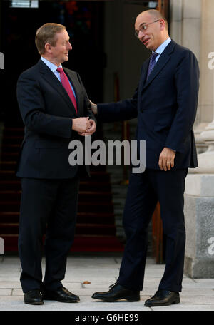 Taoiseach Enda Kenny TD (links) mit dem italienischen Premierminister Enrico Letta (rechts) bei den Regierungsgebäuden, Dublin. Stockfoto