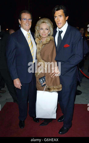 Sir Roger Moore (links), seine Frau Kikii und sein Sohn Geoffrey kommen zur Launch Party des Shumi Restaurants im Zentrum von London. Das italienische Restaurant gehört zum Teil Geoffrey und ist vom japanischen Essstil beeinflusst. Stockfoto