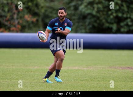 Rugby Union - QBE International - England gegen Argentinien - England Training - Pennyhill Park Hotel. Billy Vunipola aus England während des Trainings im Pennyhill Park, Surrey. Stockfoto