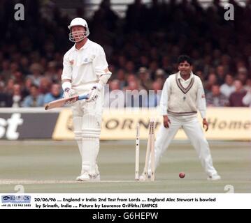 20/06/96 ... England gegen Indien 2. Test von Lords ... England Alec Stewart wird von Srinath, Indien ... Bild von Laurence Griffiths/EMPICS Stockfoto