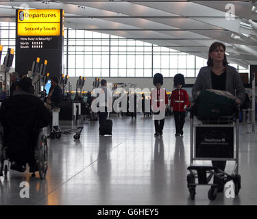 Soldaten im Terminal 5 am Londoner Flughafen Heathrow, die sich den Mohnhändlern am Londoner Mohntag der Royal British Legion (RBL) anschlossen. Stockfoto
