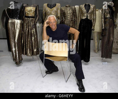 Der Modedesigner Giorgio Armani posiert mit Exponenten aus der Ausstellung während der Eröffnung von Giorgio Armani: A Retrospective an der Royal Academy of Arts im Zentrum von London. Die große Ausstellung wird die Karriere des international renommierten Modedesigners erkunden. Stockfoto