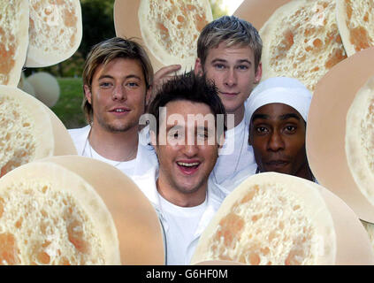 Von links nach rechts: Duncan James, Anthony Costa, Lee Ryan und Simon Webbe von der Boy-Band Blue posieren für Fotografen beim Start neuer weißer Maltesers im Zentrum von London. Zum ersten Mal seit 40 Jahren bringen Maltesers ein neues Produkt auf den Markt – die White Maltesers Winter Edition, die ab Mitte Oktober in ganz Großbritannien erhältlich sein wird. Stockfoto