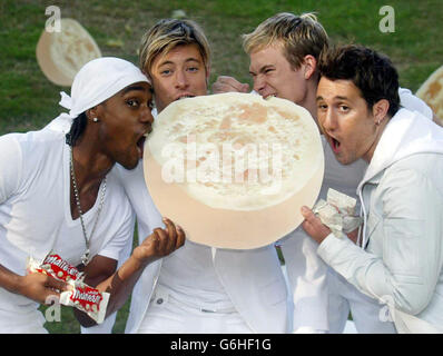 Von links nach rechts: Simon Webbe, Duncan James, Lee Ryan und Anthony Costa von der Boy-Band Blue posieren für Fotografen beim Start neuer weißer Malteser im Zentrum Londons. Zum ersten Mal seit 40 Jahren bringen Malteser ein neues Produkt auf den Markt – die White Malteser Winter Edition, die ab Mitte Oktober in ganz Großbritannien erhältlich sein wird. Stockfoto