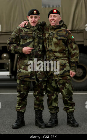 Vater und Sohn, aus Kells, Co. Meath, Privat David O'Mara (links), 24, der seine erste Reise macht, und Kompanie Sergeant Paul O'Mara (rechts), 47, Der nach einer Ministerüberprüfung seine 11. Reise durch den Minister für Justiz, Gleichheit und Verteidigung, Alan Shatter, T.D., von der 42. Infanteriegruppe in Libanon in der Kaserne von Cathal Brugha in Dublin antreten wird. Stockfoto