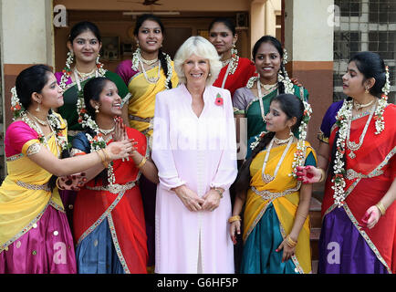 Die Herzogin von Cornwall zeigt einige indische Tanzbewegungen von Mädchen aus Asha Sadan (Haus der Hoffnung) für Kinder, die in Mumbai, am vierten Tag ihres offiziellen Besuches in Indien und Sri Lanka, verlassen oder misshandelt wurden. DRÜCKEN Sie VERBANDSFOTO. Bilddatum: Samstag, 9. November 2013. Siehe PA Geschichte ROYAL Tour. Bildnachweis sollte lauten: Chris Jackson/PA Wire Stockfoto