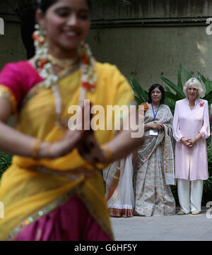 Die Herzogin von Cornwall beobachtet Tänzer im Asha Sadan (Haus der Hoffnung) für Kinder, die verlassen oder missbraucht wurden, in Mumbai, am vierten Tag ihres offiziellen Besuches in Indien und Sri Lanka. DRÜCKEN Sie VERBANDSFOTO. Bilddatum: Samstag, 9. November 2013. Siehe PA Geschichte ROYAL Tour. Bildnachweis sollte lauten: Chris Jackson/PA Wire Stockfoto