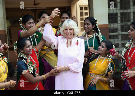 Die Herzogin von Cornwall zeigt einige indische Tanzbewegungen von Mädchen aus Asha Sadan (Haus der Hoffnung) für Kinder, die in Mumbai, am vierten Tag ihres offiziellen Besuches in Indien und Sri Lanka, verlassen oder misshandelt wurden. DRÜCKEN Sie VERBANDSFOTO. Bilddatum: Samstag, 9. November 2013. Siehe PA Geschichte ROYAL Tour. Bildnachweis sollte lauten: Chris Jackson/PA Wire Stockfoto