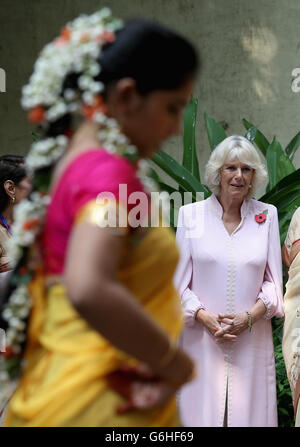 Die Herzogin von Cornwall beobachtet Tänzer im Asha Sadan (Haus der Hoffnung) für Kinder, die verlassen oder missbraucht wurden, in Mumbai, am vierten Tag ihres offiziellen Besuches in Indien und Sri Lanka. DRÜCKEN Sie VERBANDSFOTO. Bilddatum: Samstag, 9. November 2013. Siehe PA Geschichte ROYAL Tour. Bildnachweis sollte lauten: Chris Jackson/PA Wire Stockfoto