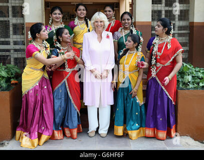 Die Herzogin von Cornwall zeigt einige indische Tanzbewegungen von Mädchen aus Asha Sadan (Haus der Hoffnung) für Kinder, die in Mumbai, am vierten Tag ihres offiziellen Besuches in Indien und Sri Lanka, verlassen oder misshandelt wurden. Stockfoto